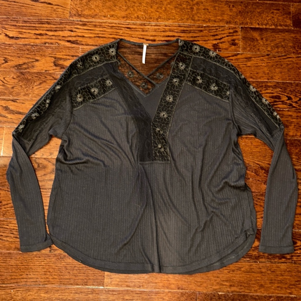 Free People lace detail top size XS fitting oversized and so so cute!